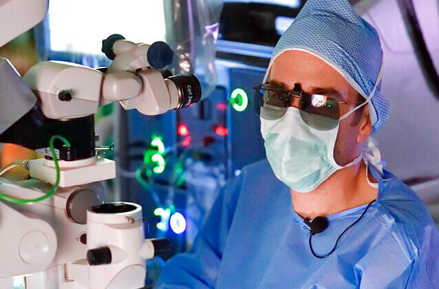 „Sietnicový chirurg žije vnútri oka.“